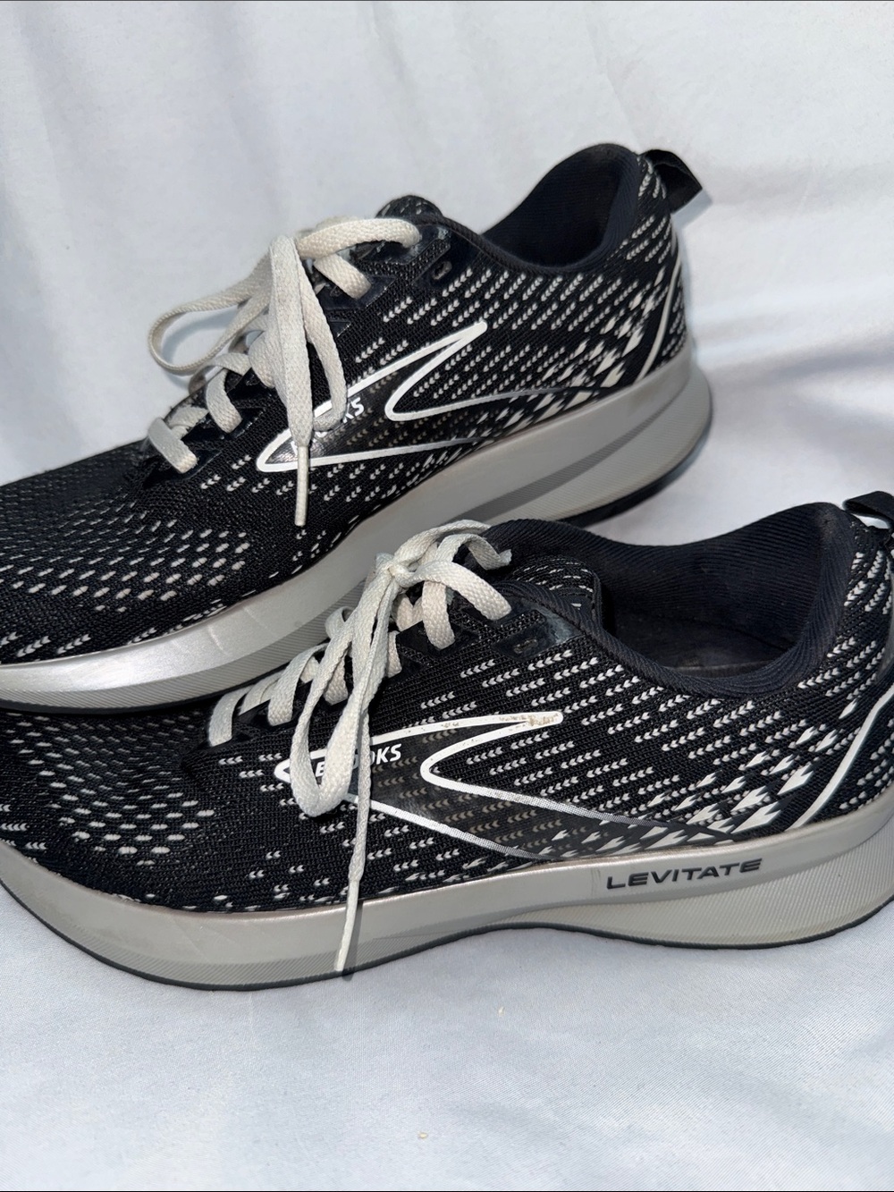 Brooks Levitate Women's Running Shoes - Black and White